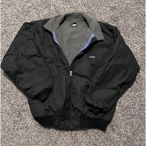 Patagonia like new. She’ll 100%Nylon Lining 100% Polyester, Trim Nylon 100%
